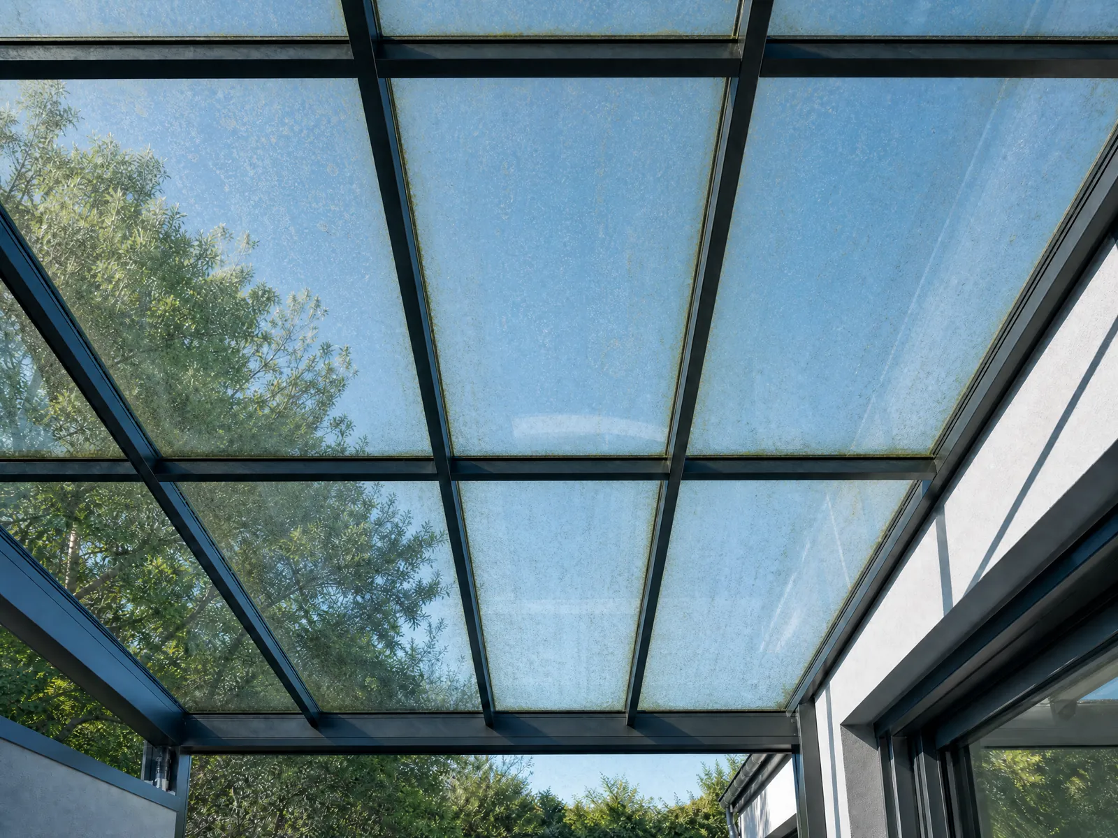 Visualisierte Glasüberdachung vor der Reinigung
